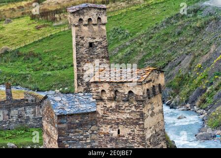 Svan case con torre di guardia medievale nella montagna del Caucaso, Ushguli, Svaneti regione, Georgia Foto Stock