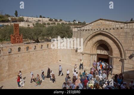 Gerusalemme, Israele - 23 ottobre 2017: Persone che entrano nella Chiesa del Sepolcro di Santa Maria, conosciuta come Tomba della Vergine Maria, santuario sul Monte d'Oliva Foto Stock