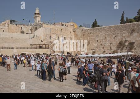 Muro occidentale, Gerusalemme, Israele - 23 ottobre 2017: Molte persone si sono riunite per celebrare e pregare davanti al muro. Foto Stock