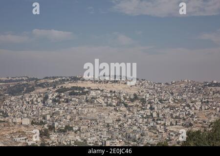 Vista del Monte degli Ulivi sulla città vecchia di Gerusalemme in Israele. Foto Stock