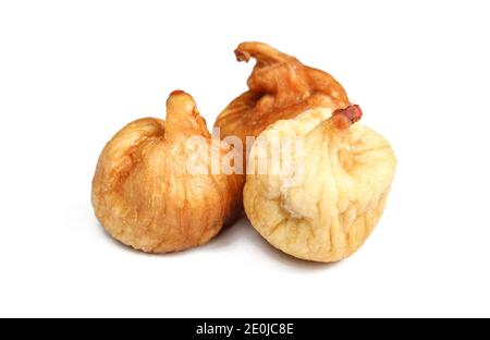 Porzione di fichi secchi isolata su fondo bianco. Dessert naturale Foto Stock