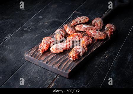 Gamberetti grezzi della Groenlandia o gamberetti su tavola da taglio di legno . Vista dall'alto Foto Stock