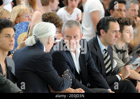 Bernard Arnault, miliardario francese di LVMH, ha chiesto la cittadinanza belga a seguito della minaccia di aumenti fiscali in Francia giornale belga la Libre Belgique riferito oggi 8 settembre 2012. File photo : Karl Lagerfeld (L), Helene e Bernard Arnault partecipano alla presentazione della Collezione maschile Primavera-Estate 2011 di Dior a Parigi, Francia, il 26 giugno 2010. Foto di Ammar Abd Rabbo/ABACAPRESS.COM Foto Stock