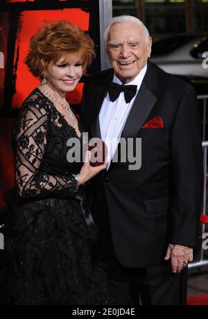 Ernest Borgnine, l'attore vincitore dell'Oscar, la cui carriera è durata più di 60 anni, è morto, ha detto il suo portavoce. Morì di insufficienza renale in un ospedale di Los Angeles con la sua famiglia al suo fianco, il suo portavoce, Harry Flynn, ha detto alla Associated Press. Il signor Borgnine, che aveva 95 anni, ha continuato ad agire fino a poco tempo fa con un ruolo nel dramma ospedaliero ER nel 2009. Ha vinto un Oscar nel 1955 per il suo ruolo nel film Marty. File photo : 'Tova Borgnine e Ernest Borgnine partecipano alla prima di ''Red'' al Mann's Chinese Theatre di Los Angeles, 11 ottobre 2010. Foto di Lionel Hahn/ABACAPRESS.COM (Pict Foto Stock