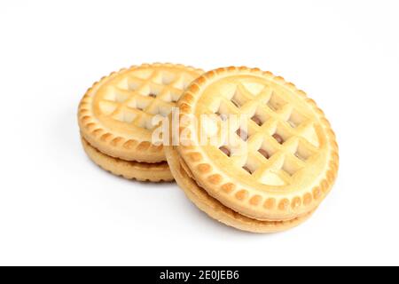Due biscotti riempiti di cioccolato isolati su sfondo bianco. Biscotti al tè Foto Stock