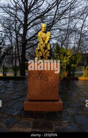 Scultura del poeta orale Izhoriano Larin Paraske di Alpo Sailiio (1936) nel parco di Hakasalmi, Helsinki, Finlandia Foto Stock