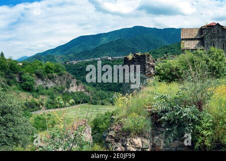 Splendida vista sulle montagne armene con un antico monastero Akhtala Foto Stock