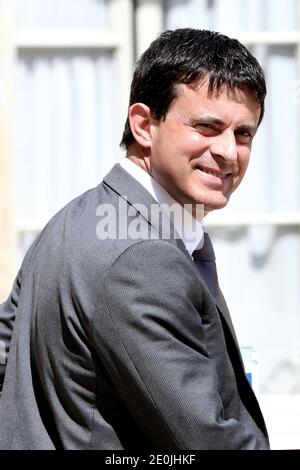 Il Ministro degli interni francese Manuel Valls lascia il Palazzo Elysee a Parigi, in Francia, il 04 luglio 2012, dopo la riunione settimanale del gabinetto. Foto di Stephane Lemouton/ABACAPRESS.COM. Foto Stock