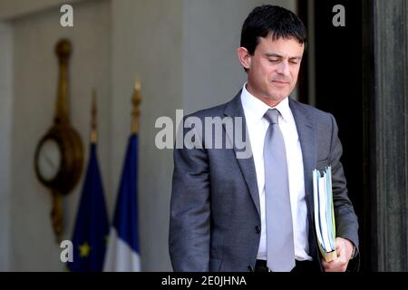 Il Ministro degli interni francese Manuel Valls lascia il Palazzo Elysee a Parigi, in Francia, il 04 luglio 2012, dopo la riunione settimanale del gabinetto. Foto di Stephane Lemouton/ABACAPRESS.COM. Foto Stock