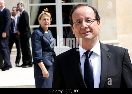 Il presidente francese Francois Hollande è raffigurato dopo la fotografia dei membri del secondo governo di Ayrault al palazzo presidenziale Elysee, a Parigi, in Francia, il 04 luglio 2012. Foto di Stephane Lemouton/ABACAPRESS.COM. Foto Stock