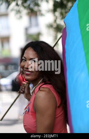 Presidente dell'associazione ALIITAS (International Fight for Transender and Transsexual Identity and Stop AIDS Association), Monica Leon è stata raffigurata durante una manifestazione per protestare contro il progetto del portavoce del Ministro per i diritti della donna e del Governo, Najat Vallaud-Belkacem per abolire la prostituzione, a Parigi, in Francia, il 07 luglio 2012. Foto di Stephane Lemouton/ABACAPRESS.COM. Foto Stock