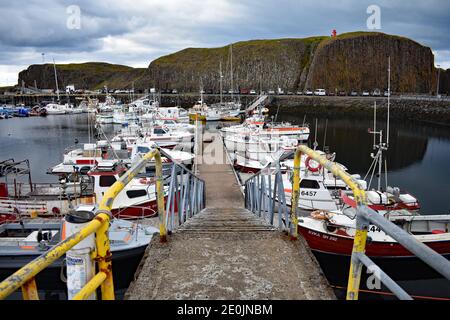 Porto di Stykkishólmur con Isola di Sugandisey e Faro sullo sfondo. Snaefellsnes Peninsular, Islanda. Piccole imbarcazioni sono legate al molo. Foto Stock