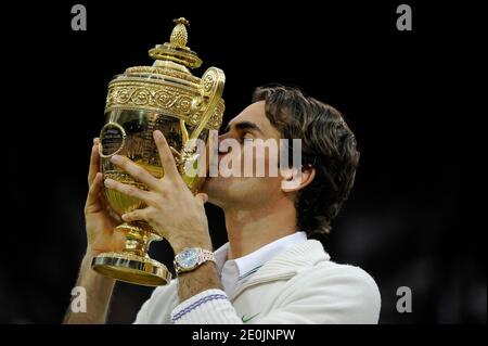 Roger Federer della Svizzera bacia il suo trofeo vincitore dopo aver battuto, 4-6, 7-5, 6-3, 6-4, Andy Murray della Gran Bretagna nella loro finale maschile durante il tredici dei Campionati Wimbledon 2012 presso l'All England Lawn Tennis Club di Wimbledon a Londra, Regno Unito, l'8 luglio 2012. Foto di Corinne Dubreuikl/ABACAPRESS.COM Foto Stock