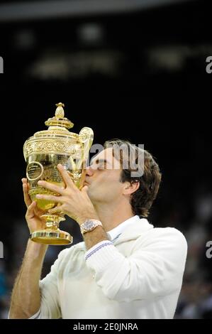 Roger Federer della Svizzera bacia il suo trofeo vincitore dopo aver battuto, 4-6, 7-5, 6-3, 6-4, Andy Murray della Gran Bretagna nella loro finale maschile durante il tredici dei Campionati Wimbledon 2012 presso l'All England Lawn Tennis Club di Wimbledon a Londra, Regno Unito, l'8 luglio 2012. Foto di Corinne Dubreuikl/ABACAPRESS.COM Foto Stock