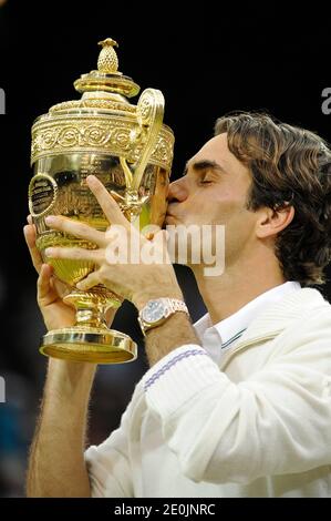 Roger Federer della Svizzera bacia il suo trofeo vincitore dopo aver battuto, 4-6, 7-5, 6-3, 6-4, Andy Murray della Gran Bretagna nella loro finale maschile durante il tredici dei Campionati Wimbledon 2012 presso l'All England Lawn Tennis Club di Wimbledon a Londra, Regno Unito, l'8 luglio 2012. Foto di Corinne Dubreuikl/ABACAPRESS.COM Foto Stock