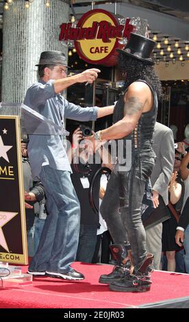 Charlie Sheen, Slash (Saul Hudson) onorato con la sua stella sulla Hollywood Walk of Fame a Hollywood, Los Angeles, CA, USA il 10 luglio 2012. (Nella foto: Charlie Sheen, Slash (Saul Hudson)). Foto di Baxter/ABACAPRESS.COM Foto Stock