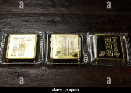 Sigillato 10 grammi di lingotti d'oro Degussa su sfondo di legno Foto Stock