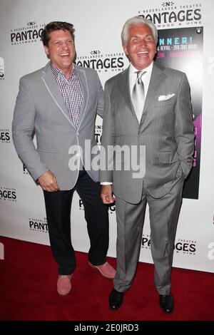 George Hamilton e Christopher Sieber arrivano alla notte di apertura del musical di Broadway "la Cage aux Folles" tenuto al Pantages Theatre di Hollywood, CA, USA il 11 luglio 2012. Foto di Krista Kennel/ABACAPRESS.COM Foto Stock