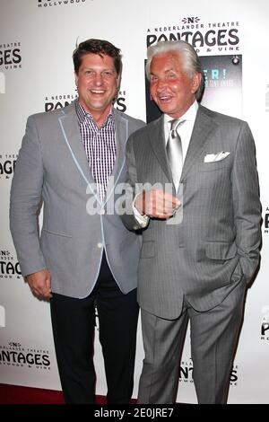 George Hamilton e Christopher Sieber arrivano alla notte di apertura del musical di Broadway "la Cage aux Folles" tenuto al Pantages Theatre di Hollywood, CA, USA il 11 luglio 2012. Foto di Krista Kennel/ABACAPRESS.COM Foto Stock