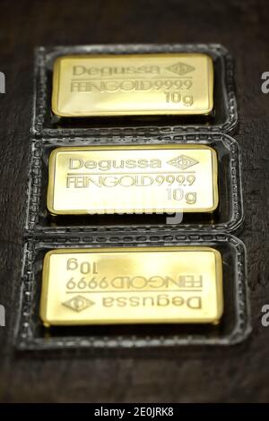 Sigillato 10 grammi di lingotti d'oro Degussa su sfondo di legno Foto Stock