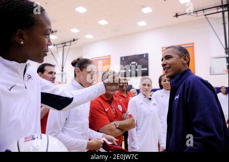 Il presidente DEGLI STATI UNITI Barack Obama saluta la squadra nazionale di pallacanestro delle donne degli Stati Uniti legata a Olypmics dopo la loro vittoria sopra il Brasile, al Verizon Centein Washington il 16 luglio 2012. Foto di Leslie E. Kossoff/ABACAPRESS.COM Foto Stock