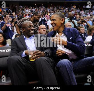 IL presidente DEGLI STATI UNITI Barack Obama condivide una risata con l'ex Casa Bianca Aide Reggie Love mentre guardano il gioco nazionale di pallacanestro degli uomini degli Stati Uniti con Olypmics-bound contro il Brasile al Verizon Center a Washington il 16 luglio 2012. Foto di Leslie E. Kossoff/ABACAPRESS.COM Foto Stock