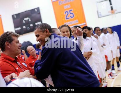 Il presidente DEGLI STATI UNITI Barack Obama saluta la squadra nazionale di pallacanestro delle donne degli Stati Uniti legata a Olypmics dopo la loro vittoria sopra il Brasile, al Verizon Centein Washington il 16 luglio 2012. Foto di Leslie E. Kossoff/ABACAPRESS.COM Foto Stock