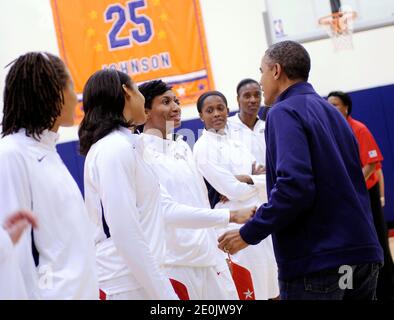 Il presidente DEGLI STATI UNITI Barack Obama saluta la squadra nazionale di pallacanestro femminile degli Stati Uniti legata a Olypmics dopo la loro vittoria sopra il Brasile, al Verizon Center a Washington il 16 luglio 2012. Foto di Leslie E. Kossoff/ABACAPRESS.COM Foto Stock