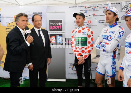 Il presidente Francois Hollande ha ritratto con il francese Thomas Voeckler, Mark Cavendish in Gran Bretagna e Gerard Holtz durante la diciottesima tappa della 99° edizione della corsa ciclistica Tour de France, 222,5 km da Blagnac a Brive-la-Gaillarde, Francia, venerdì 20 luglio 2012. Foto di Alban Wyters/ABACAPRESS.COM Foto Stock