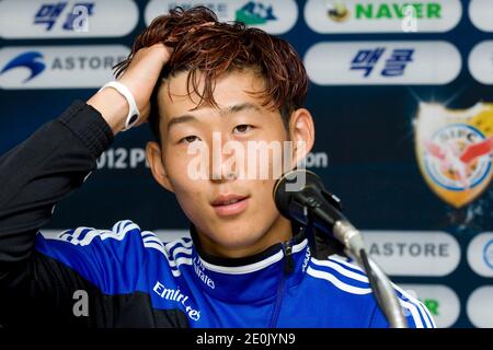 Son Heung-min di Hamburger SV parla dopo la partita finale della Peace Cup tra Hamburger SV e Seongnam Ilhwa FC, che si è tenuta il 22 luglio 2012 allo stadio Suwon World Cup di Suwon, Corea del Sud. Foto di Myunggu Han/ABACAPRESS.COM Foto Stock