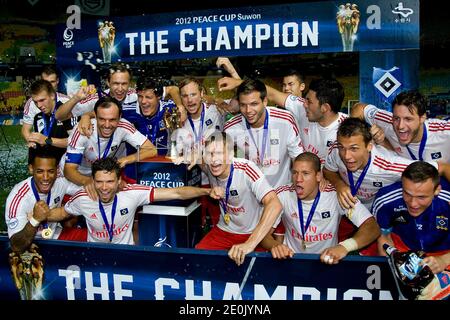 I giocatori di hamburger festeggiano dopo aver vinto la partita finale della Peace Cup tra Seongnam Ilhwa Chunma e Hamburger SV tenutasi presso lo stadio della Coppa del mondo Suwon a Suwon, Corea del Sud, il 22 luglio 2012. Foto di Myunggu Han/ABACAPRESS.COM Foto Stock