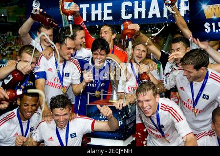 I giocatori di hamburger festeggiano dopo aver vinto la partita finale della Peace Cup tra Seongnam Ilhwa Chunma e Hamburger SV tenutasi presso lo stadio della Coppa del mondo Suwon a Suwon, Corea del Sud, il 22 luglio 2012. Foto di Myunggu Han/ABACAPRESS.COM Foto Stock