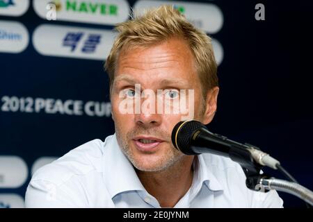 Thorsten Fink, direttore di Hamburger SV, parla dopo la partita finale della Peace Cup tra l'Hamburger SV e il Seongnam Ilhwa FC, che si è tenuta il 22 luglio 2012 allo stadio della Coppa del mondo Suwon di Suwon, Corea del Sud. Foto di Myunggu Han/ABACAPRESS.COM Foto Stock