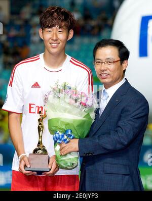 Son Heung-min di Hamburger festeggia con il trofeo dopo aver vinto la partita finale della Peace Cup tra Seongnam Ilhwa Chunma e Hamburger SV tenutasi al Suwon World Cup Stadium di Suwon, Corea del Sud, il 22 luglio 2012. Foto di Myunggu Han/ABACAPRESS.COM Foto Stock