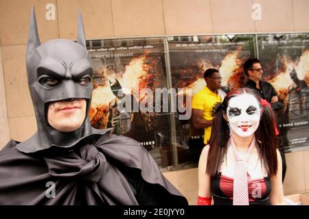 Atmosfera dell'esterno il Grand Rex, prima di aprire la notte del film di Batman il Cavaliere Oscuro sorge, a Parigi, in Francia, il 21 luglio 2012, un giorno dopo la prima "The Dark Knight Riges" al teatro Gaumont Champs-Elysees, è stato annullato dopo le riprese di Denver. Foto di Alain Apaydin/ABACAPRESS.COM Foto Stock