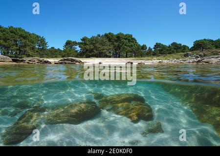 Spagna Galizia, costa tranquilla vista su e sotto la superficie dell'acqua, Illa de Arousa, oceano Atlantico, provincia di Pontevedra Foto Stock