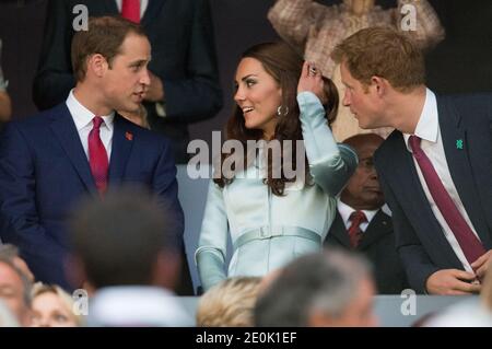 Il Principe Guglielmo e Caterina, il Duca e la Duchessa di Cambridge visti sugli stand durante la cerimonia di apertura dei Giochi Olimpici di Londra del 2012, Londra, Regno Unito il 27 luglio 2012. Foto di ABACAPRESS.COM Foto Stock