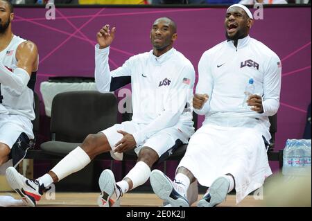 Kobe Bryant (L) e LeBron James degli Stati Uniti guardano in panchina durante il loro gruppo UN incontro preliminare, Francia contro USA il secondo giorno delle Olimpiadi di Londra 2012 a Londra, Regno Unito il 29 luglio 2012. Gli Stati Uniti hanno vinto il 98-71. Foto di ABACAPRESS.COM Foto Stock