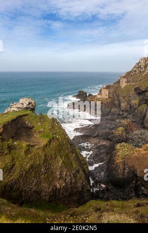 Le famose rovine dei motori Crowns si trovano sulla selvaggia costa di Tin: Botallack Mine, St Just, Cornwall, UK. Cornish Mining, sito patrimonio mondiale dell'umanità. Foto Stock