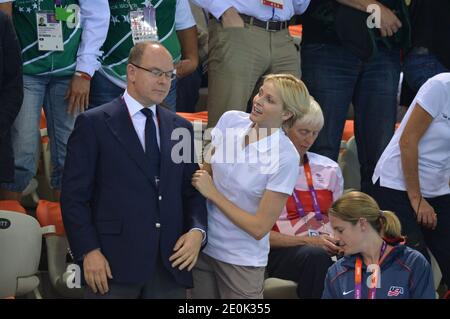 Il Principe Alberto II di Monaco e sua moglie la Principessa Charlene sostengono il relè Freestyle maschile 4x100m alle Olimpiadi 2012 di Londra, Regno Unito, il 29 luglio 2012. Foto di Gouhier-Guibbaud-JMP/ABACAPRESS.COM Foto Stock