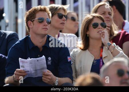 Il Principe Harry e la Principessa Eugenie guardano la fase di Cross Country dell'Eventing a Greenwich Park, il terzo giorno delle Olimpiadi di Londra del 2012 a Londra, Regno Unito, il 30 luglio 2012. Foto di Gouhier-Guibbaud-JMP/ABACAPRESS.COM Foto Stock