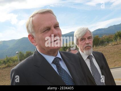 Il primo ministro francese Jean-Marc Ayrault (L) insieme al fisico tedesco delle particelle e al direttore generale del CERN Rolf Heuer durante la sua visita al grande Hadron Collider (LHC) del CERN a Cessy, in Francia, il 30 luglio 2012. Foto di Vincent Dargent/ABACAPRESS.COM Foto Stock