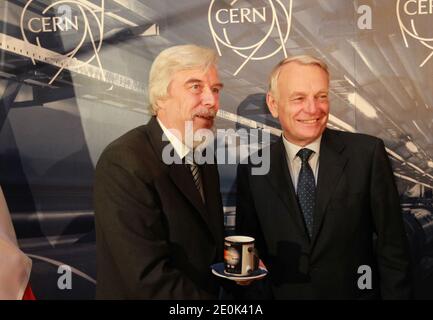 Il primo ministro francese Jean-Marc Ayrault (R) insieme al fisico tedesco delle particelle e al direttore generale del CERN Rolf Heuer durante una visita al grande Hadron Collider (LHC) del CERN a Cessy, in Francia, il 30 luglio 2012. Foto di Vincent Dargent/ABACAPRESS.COM Foto Stock