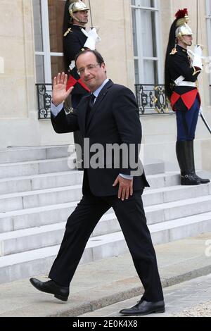 Il presidente francese Francois Hollande saluta i medias dopo un pranzo di lavoro con il primo ministro italiano al palazzo presidenziale Elysee a Parigi, in Francia, il 31 luglio 2012. Foto di Stephane Lemouton/ABACAPRESS.COM. Foto Stock