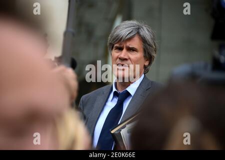 Il Ministro francese dell'Agricoltura, Stephane le foll risponde ai media lasciando la riunione settimanale del Gabinetto al Palazzo Elysee a Parigi, Francia, il 2 agosto 2012. Foto di Mousse/ABACAPRESS.COM Foto Stock