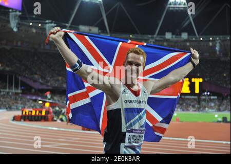 Greg Rutherford, il Gran Bretagna, celebra la vittoria dell'oro nella finale maschile di Long Jump durante i Giochi Olimpici di Londra 2012 allo Stadio Olimpico di Londra, Regno Unito, il 4 agosto 2012. Foto di Gouhier-Guibbaud-JMP/ABACAPRESS.COM Foto Stock