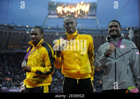 Medaglia d'oro Usain Bolt della Giamaica, centro, medaglia d'argento Yohan Blake della Giamaica, sinistra, e Justin Gatlin degli Stati Uniti mostrano le loro medaglie olimpiche per la volata maschile di 100 m durante la cerimonia di medaglia allo Stadio Olimpico di Londra, Regno Unito, Lunedi, 6 agosto 2012. Foto di Henri Swarc/ABACAPRESS.COM Foto Stock