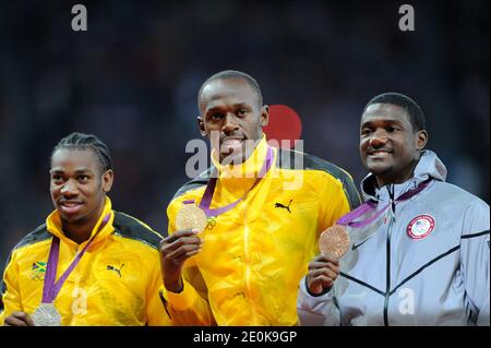 Medaglia d'oro Usain Bolt della Giamaica, centro, medaglia d'argento Yohan Blake della Giamaica, sinistra, e Justin Gatlin degli Stati Uniti mostrano le loro medaglie olimpiche per la volata maschile di 100 m durante la cerimonia di medaglia allo Stadio Olimpico di Londra, Regno Unito, Lunedi, 6 agosto 2012. Foto di Henri Swarc/ABACAPRESS.COM Foto Stock