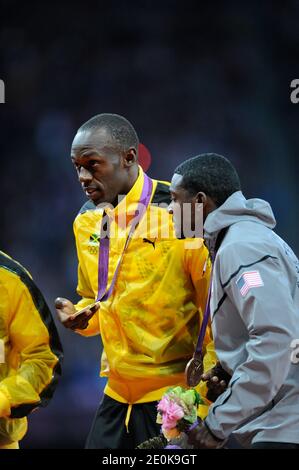 La medaglia d'oro Usain Bolt della Giamaica mostra le sue medaglie olimpiche per lo sprint maschile di 100m durante la cerimonia di medaglia allo Stadio Olimpico di Londra, Regno Unito, Lunedi, 6 agosto 2012. Foto di Henri Swarc/ABACAPRESS.COM Foto Stock