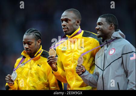 Medaglia d'oro Usain Bolt della Giamaica, centro, medaglia d'argento Yohan Blake della Giamaica, sinistra, e Justin Gatlin degli Stati Uniti mostrano le loro medaglie olimpiche per la volata maschile di 100 m durante la cerimonia di medaglia allo Stadio Olimpico di Londra, Regno Unito, Lunedi, 6 agosto 2012. Foto di Henri Swarc/ABACAPRESS.COM Foto Stock